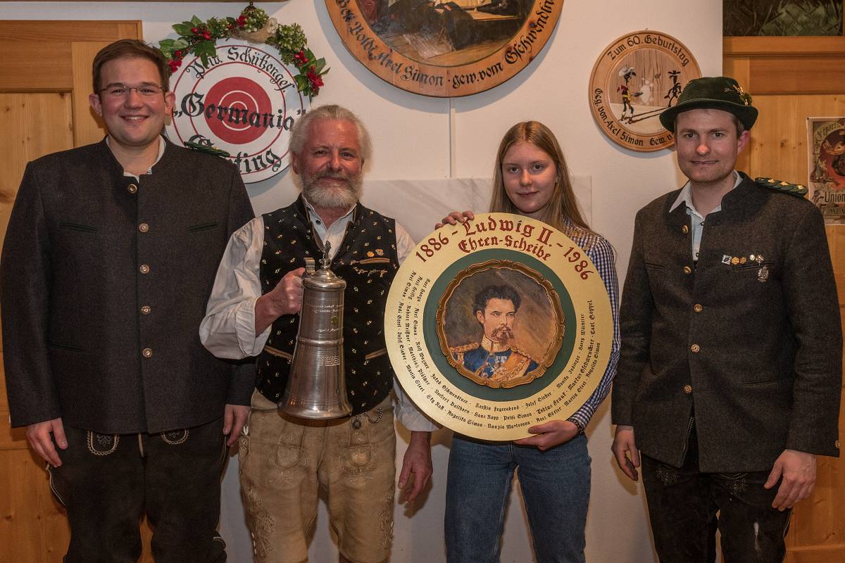 v.l: Sportleiter Matthias Cischeck, Carl Göppel, Amelie Daum, 1. Schützenmeister Markus Gschwendtner